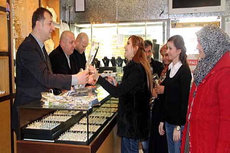 YAZICIOĞLU, KADINLAR GÜNÜNDE KARANFİL DAĞITTI..