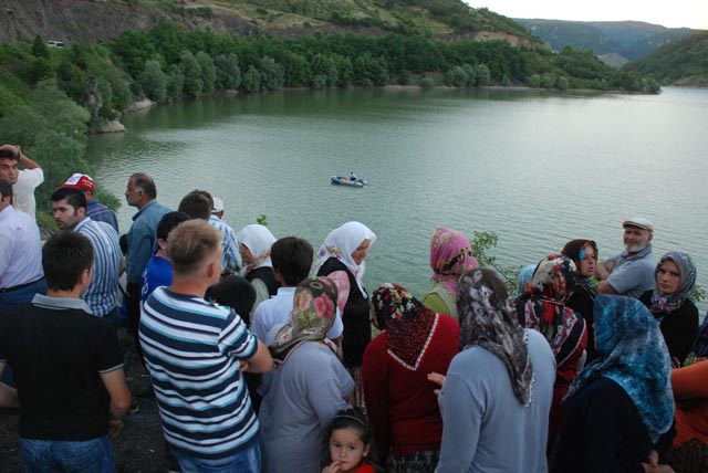 Yeni Arabası ile Baraj Sularında Aranıyor