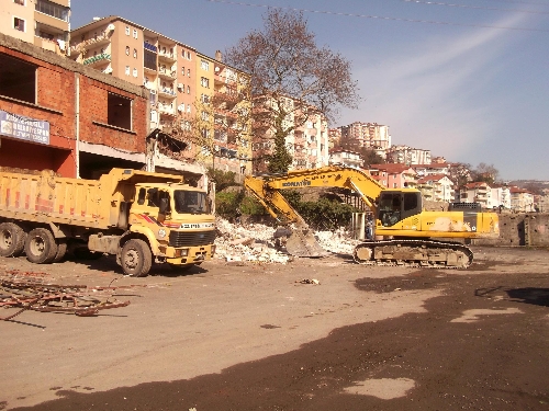 YENİ AVM İÇİN YIKIM ÇALIŞMALARI BAŞLADI..
