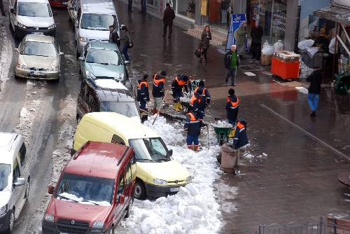 YETKİLİLER, ÇATIDAN DÜŞEN KARLARA KARŞI UYARDI..
