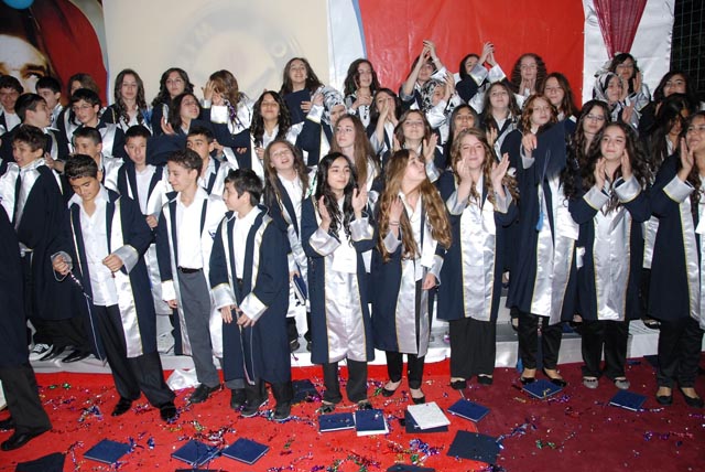 Yıldırım Koleji İlköğretim Okulu 74 öğrencisini mezun etti