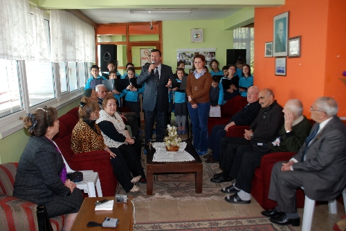YILDIRIMLI ÖĞRENCİLERDEN HUZUREVİNE ZİYARET..