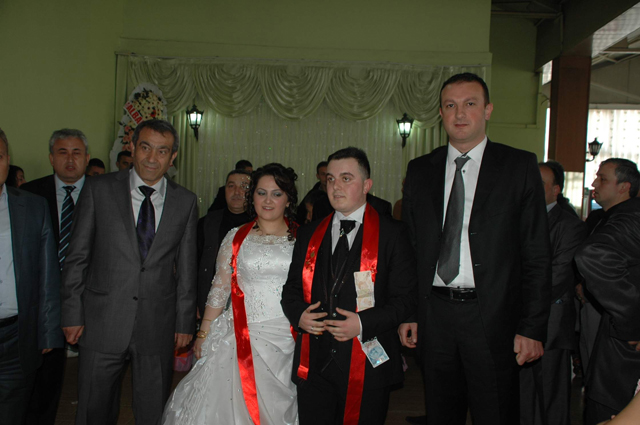 Yılmaz, gelin ve damada hediyeler verdi