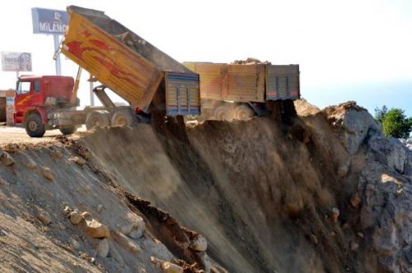 YOL KENARINA HAFRİYAT DÖKTÜ CEZAYI YEDİ...