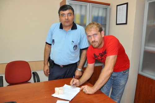 YOLDA BULDUĞU PARAYI ZABITAYA TESLİM ETTİ..