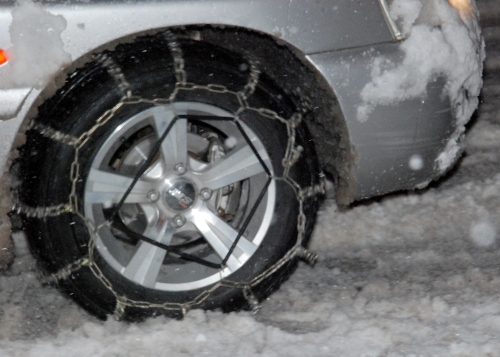 YOLDA KALAN TIRIN YÜKÜ TRAKTÖRLE BOŞALTILDI..
