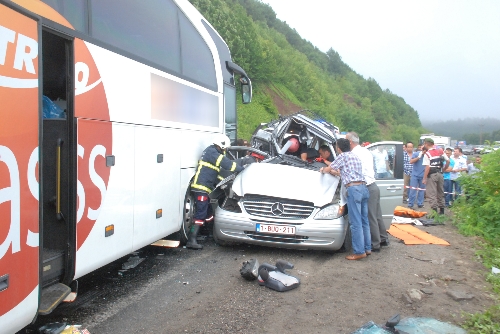 ZONGULDAK-EREĞLİ KARAYOLUNDA FECİ KAZA:3 ÖLÜ, 13 YARALI..