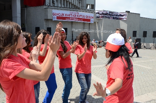 ZONGULDAKLI GENÇLER, BAYRAMIN TADINI OYNAYARAK ÇIKARDI..