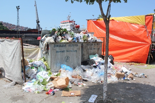 ZONGULDAKTA FUAR ALANINDA ÇÖPLER YOLA SAVRULDU..