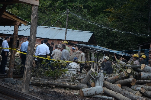 ZONGULDAKTA GÖÇÜKTE KALAN İŞÇİ İÇİN BEKLEYİŞ SÜRÜYOR..