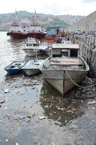 ZONGULDAKTA LİMAN ÇÖPLÜĞE DÖNDÜ..