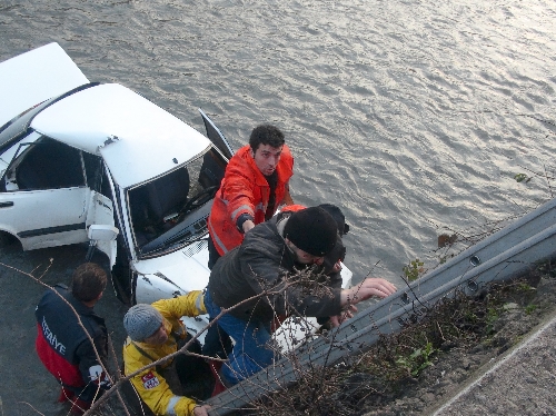 ZONGULDAKTA OTOMOBİL DEREYE UÇTU: 1 YARALI..