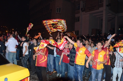 ZONGULDAKTA TARAFTARLAR, ŞAMPİYONLUK SEVİNCİNİ KUTLADI..