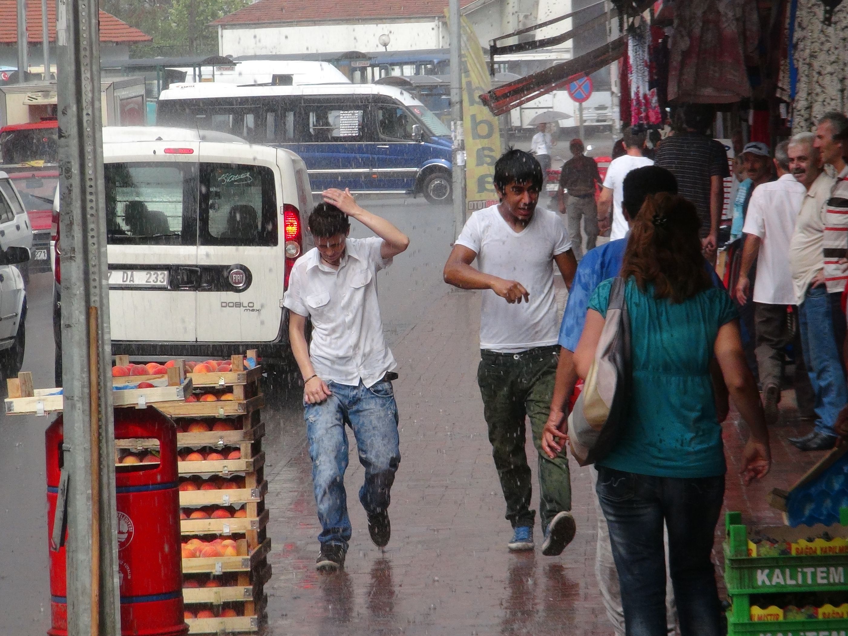 ZONGULDAKTA YAĞIŞLA BİRLİKTE GELEN HORTUM KORKUTTU..